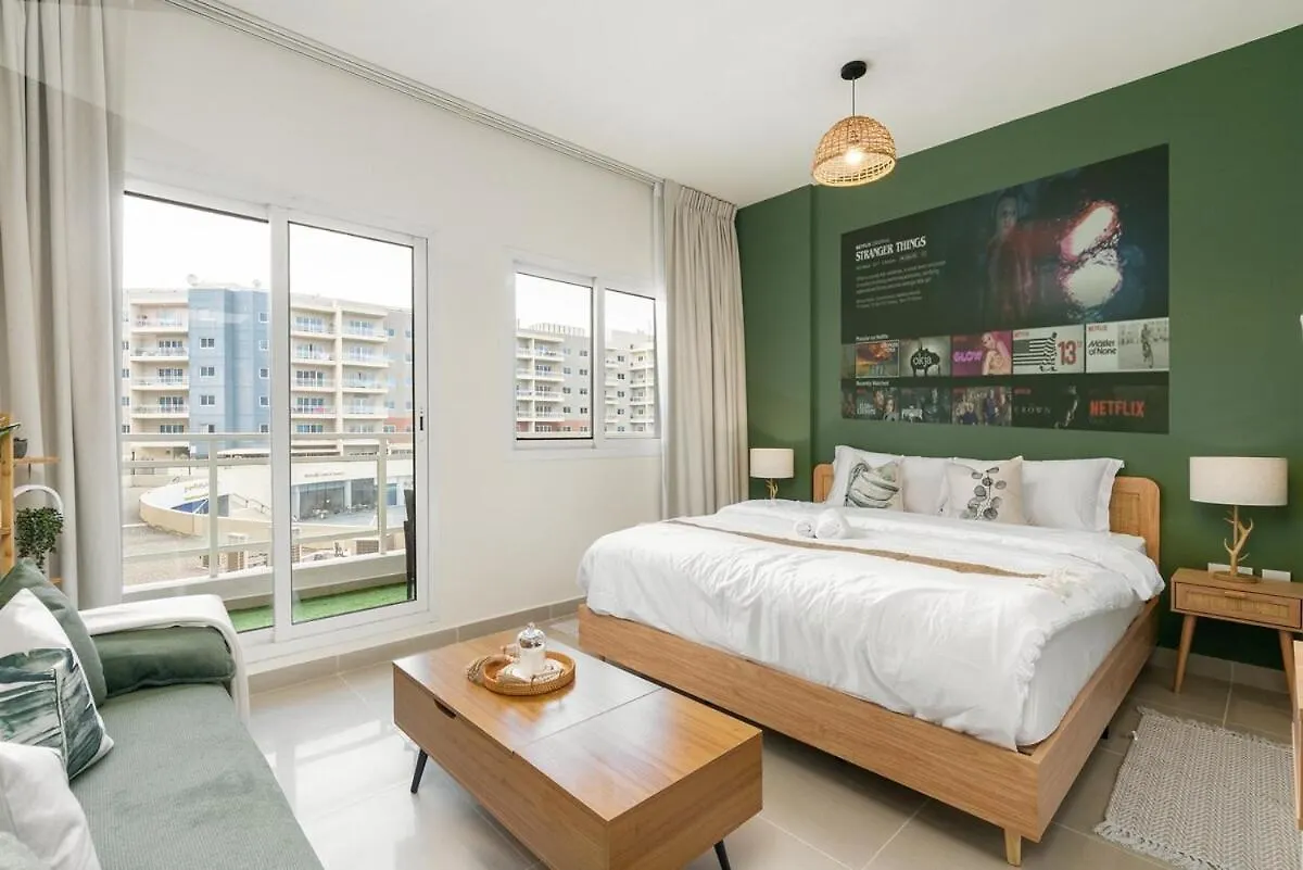 אבו דאבי Nature-Themed Stay With 4K Projector דירה